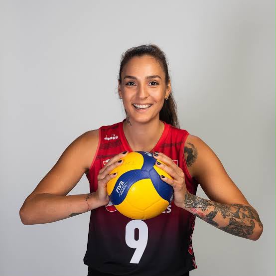 Voleybol topuyla sporcu portresi