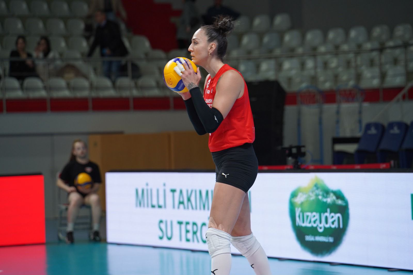 Voleybol sahasında servis hazırlığı